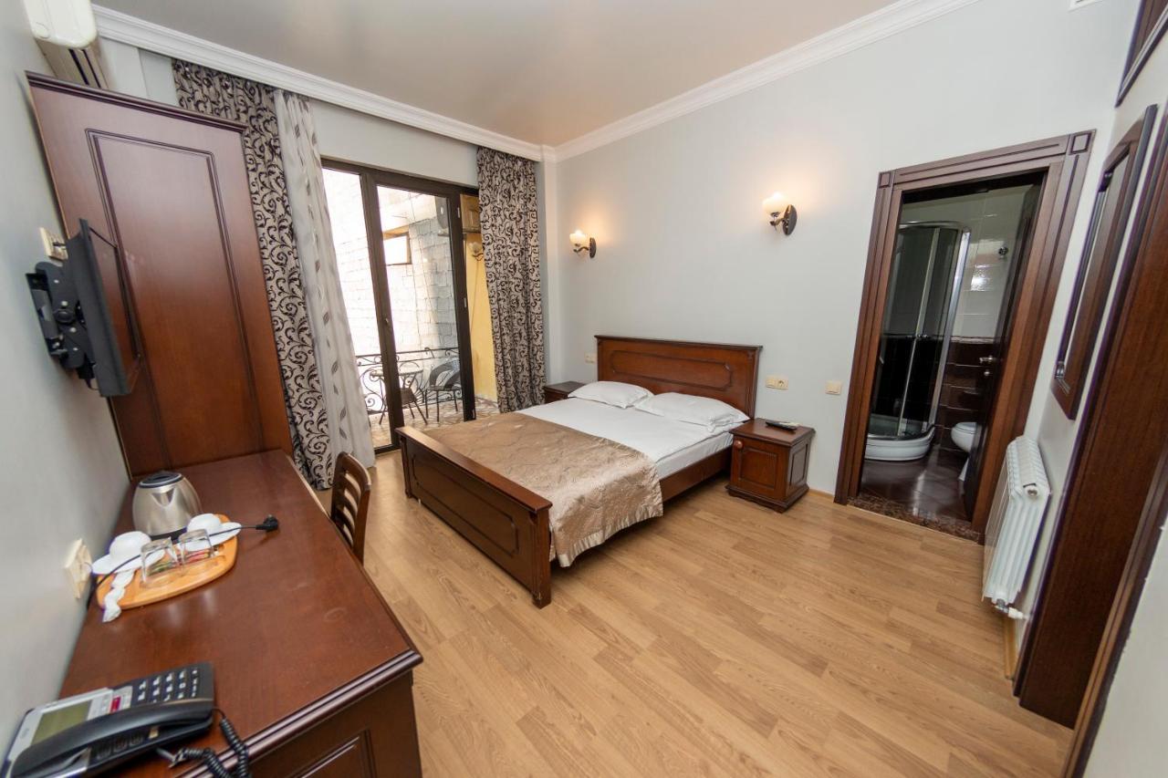 Eiffel Hotel Batumi Exteriör bild