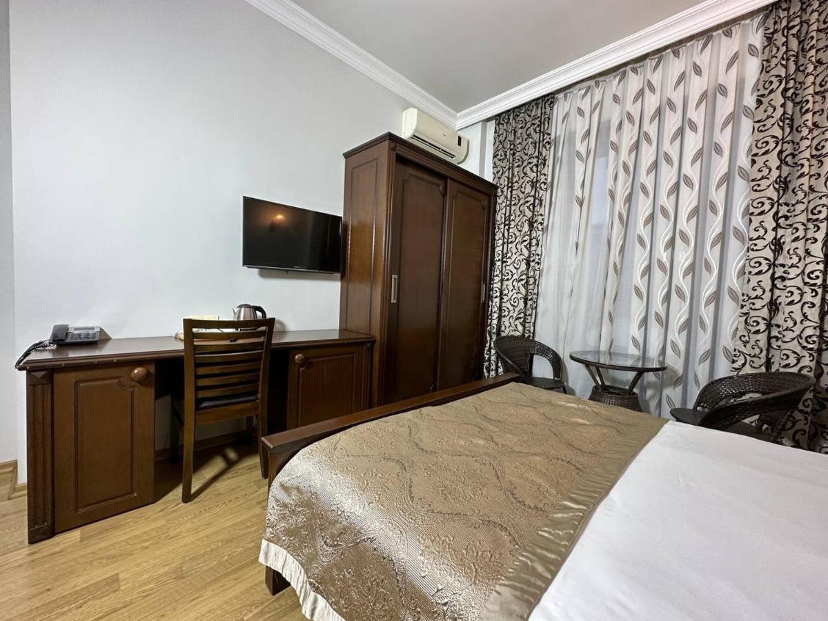 Eiffel Hotel Batumi Exteriör bild