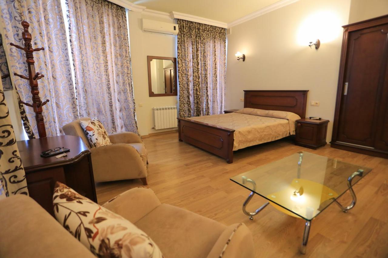 Eiffel Hotel Batumi Exteriör bild